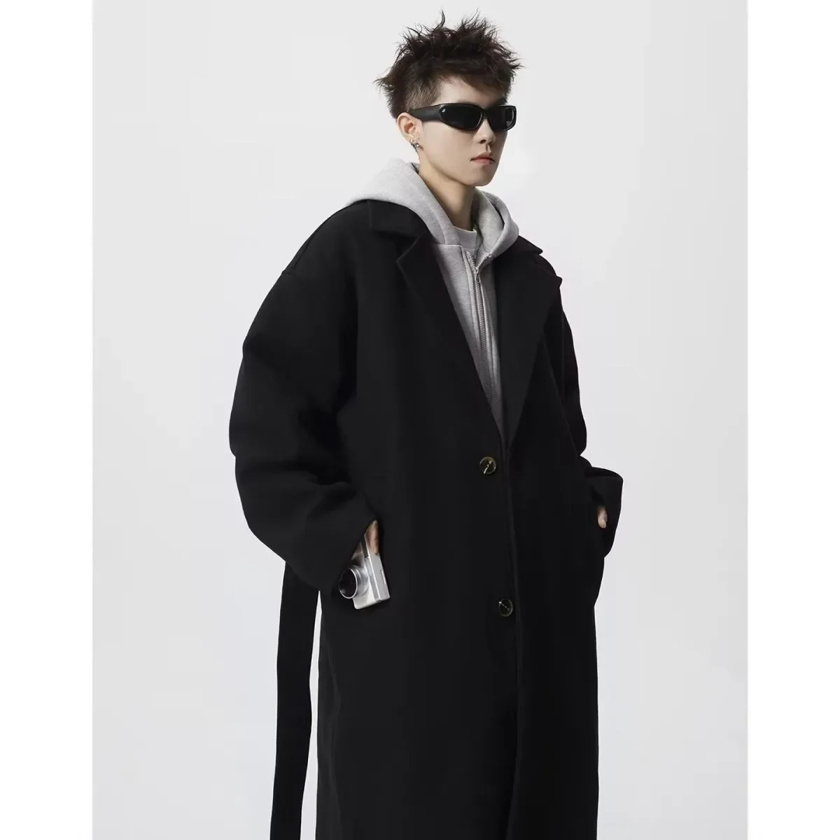 Мужское пальто из смесовой шерсти бежевого цвета: бархатистое, плюшевое, мягкое, теплое, комфортное, уютное, зимнее, толстое, роскошное, премиум-класса, модное, трендовое, современное, в стиле BF.
Мужское пальто из смесовой шерсти бежевого цвета: бархатистое, плюшевое, мягкое, теплое, комфортное, уютное, зимнее, толстое, роскошное, премиум-класса, модное, трендовое, современное, в стиле BF.