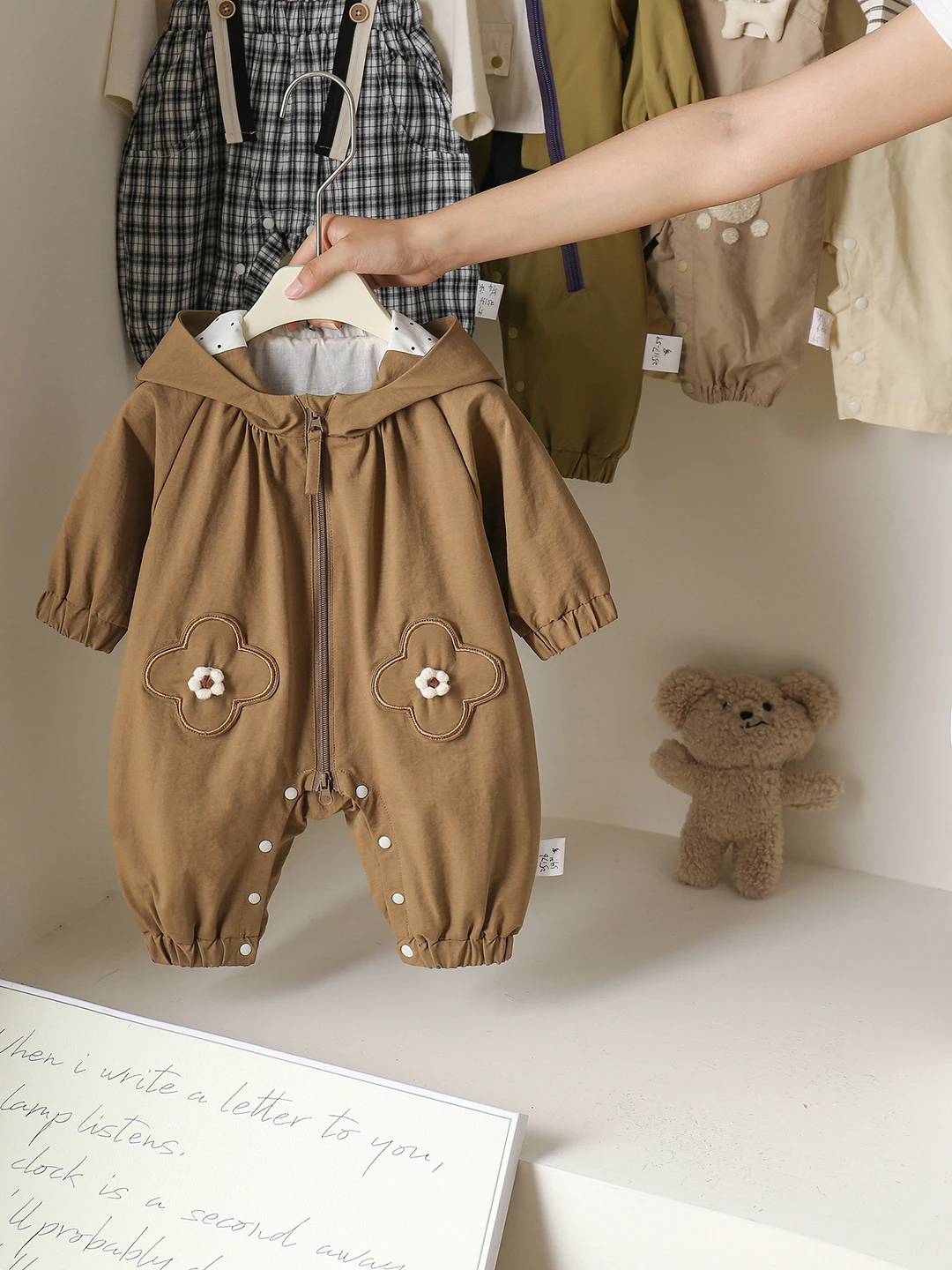 Детская одежда, осенняя одежда, ветрозащитная одежда для маленьких девочек, маленький возрастной детский костюм Rer, длинные штаны с высокой талией, полиэфирное волокно
Детская одежда, осенняя одежда, ветрозащитная одежда для маленьких девочек, маленький возрастной детский костюм Rer, длинные штаны с высокой талией, полиэфирное волокно