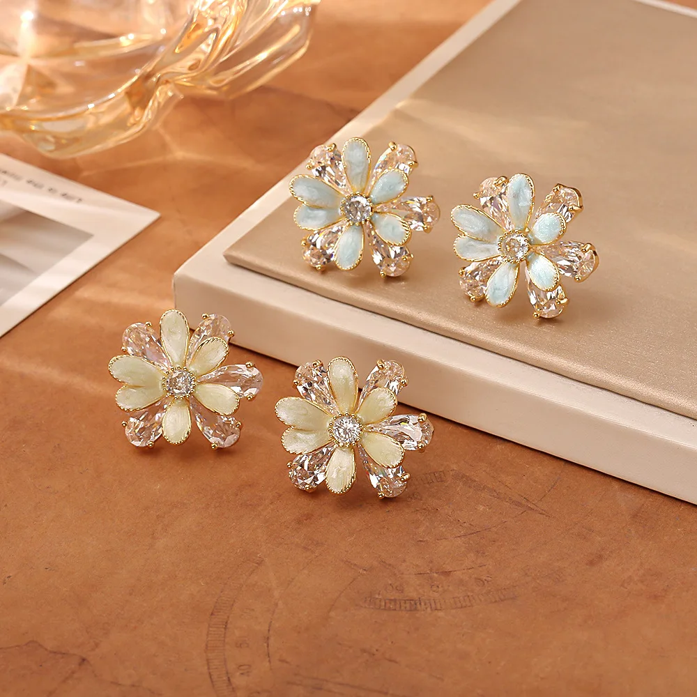 Super flash zircon oil drop flower earrings, high-end, fashionable and personalized earrings, exquisite and fresh fairy earrings
Super flash zircon oil drop flower earrings, high-end, fashionable and personalized earrings, exquisite and fresh fairy earrings