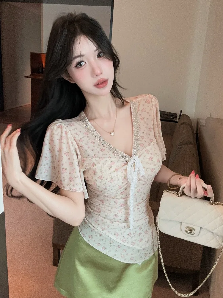 Elegant Floral Embellished Heavy Diamond Splice V-Neck Short Sleeve Top Slimming Belted Versatile Women's Fashion Summer Shirt
Elegant Floral Embellished Heavy Diamond Splice V-Neck Short Sleeve Top Slimming Belted Versatile Women's Fashion Summer Shirt
