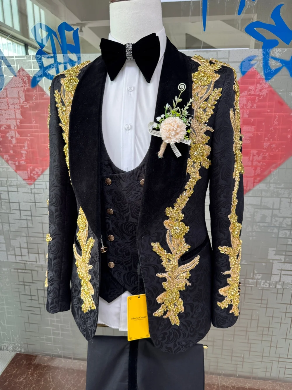 Men's Jacquard Black Slim Fit Suits 3 Pieces For Birthday Party Golden Embroidery Shawl Lapel Tuxedo For Man Wedding Groom Sets
Men's Jacquard Black Slim Fit Suits 3 Pieces For Birthday Party Golden Embroidery Shawl Lapel Tuxedo For Man Wedding Groom Sets