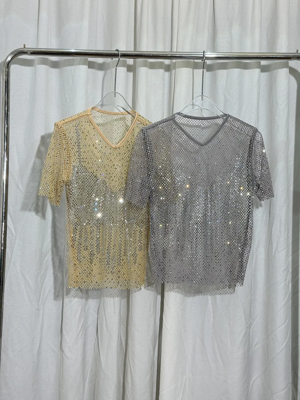 2025 New Hot-drilled Fishnet Hollow See-through T-shirt Design V-neck Slim-fitting Short Women’s Fashion Top y2k
2025 New Hot-drilled Fishnet Hollow See-through T-shirt Design V-neck Slim-fitting Short Women’s Fashion Top y2k