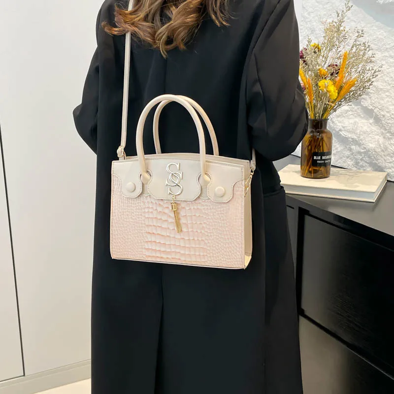  Новинка 2023 года, женская большая сумка из натуральной кожи, минималистичная сумка через плечо для работы, шикарный ремень через плечо, просторный и универсальный
Новинка 2023 года, женская большая сумка из натуральной кожи, минималистичная сумка через плечо для работы, шикарный ремень через плечо, просторный и универсальный 