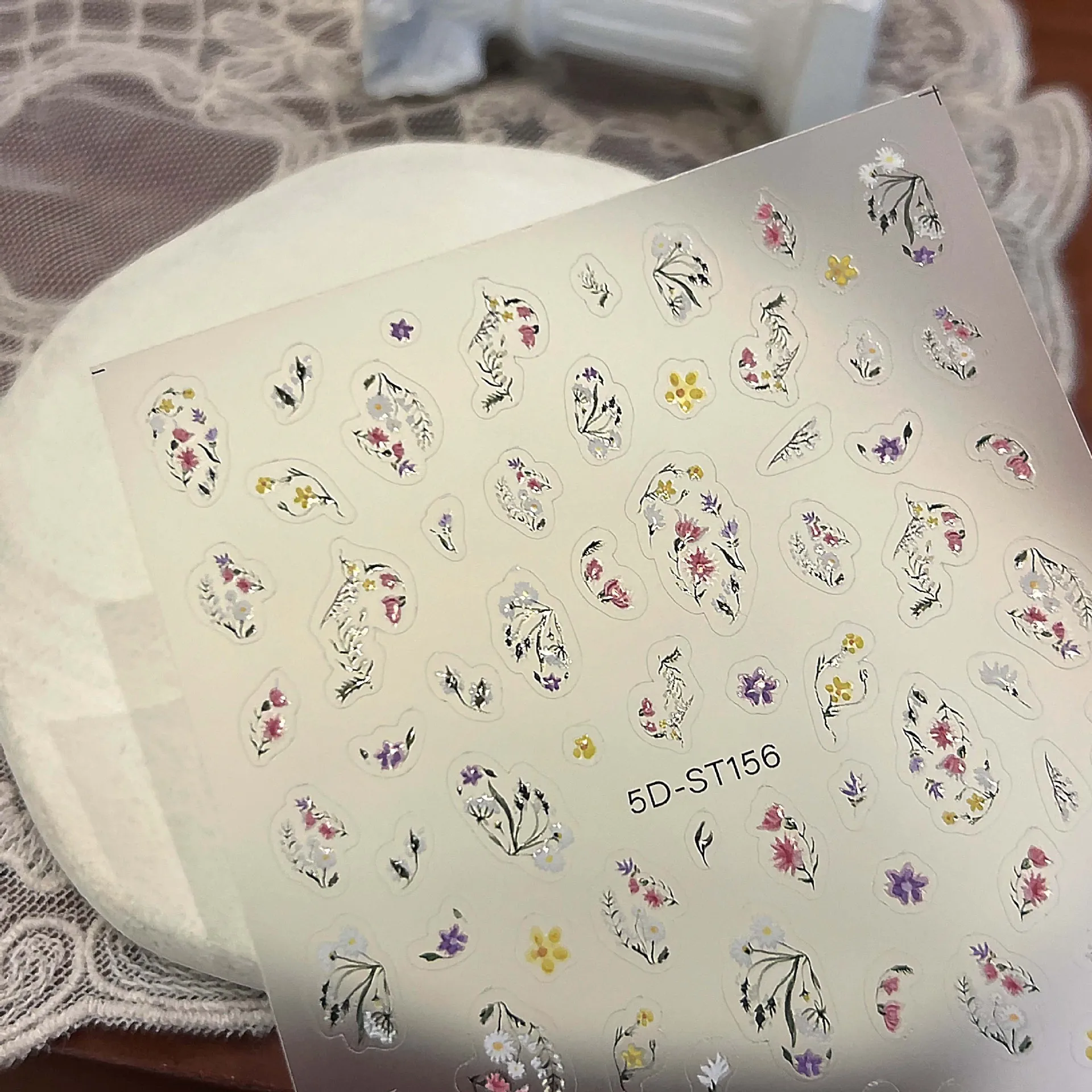5D Daisy Stickers For Nails & Crafts Embossed Flowers with Grass Design Anti-Curl Decals For Phone Camera Journal Makeup 
5D Daisy Stickers For Nails & Crafts Embossed Flowers with Grass Design Anti-Curl Decals For Phone Camera Journal Makeup