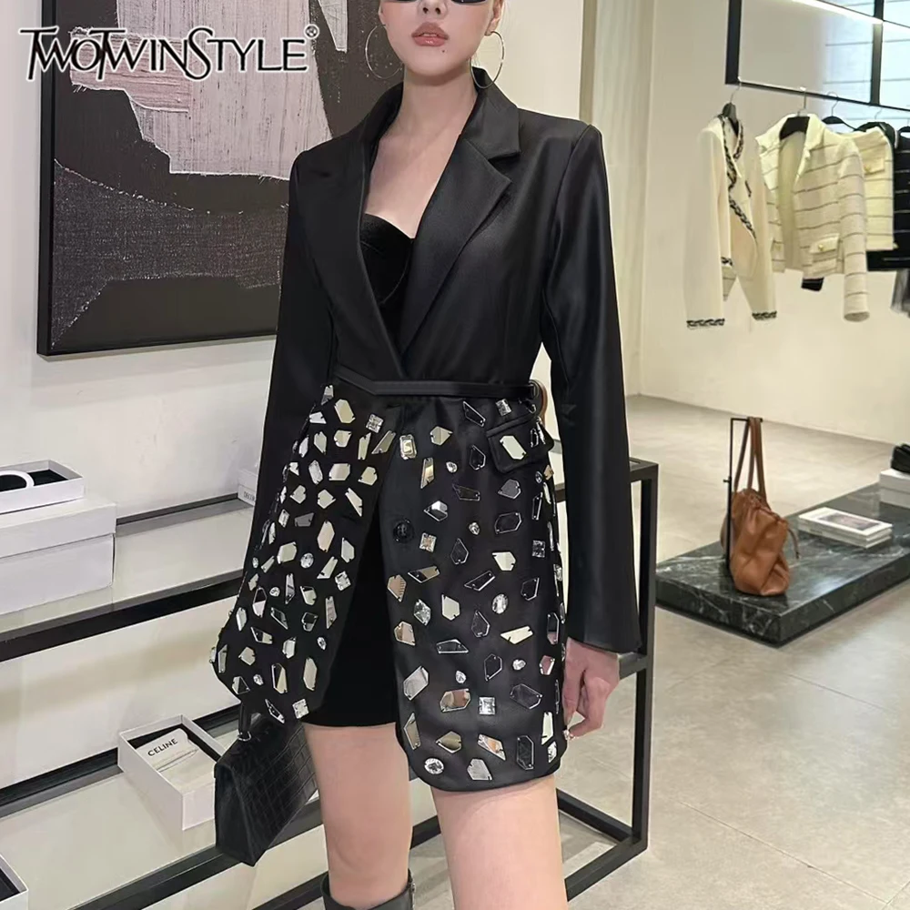 TWOTWINSTYLE однотонные утягивающие куртки с бриллиантами для женщин, туника с длинными рукавами и лацканами, темпераментное пальто, женская мода
TWOTWINSTYLE однотонные утягивающие куртки с бриллиантами для женщин, туника с длинными рукавами и лацканами, темпераментное пальто, женская мода