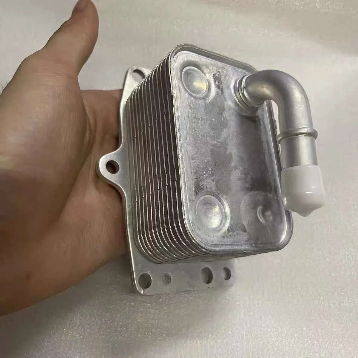 Оригинальный масляный радиатор для Dongfeng DFM Fengshen Aeolus AX7 2,0 Peugeot 408 308 307 3008 508 Citroen C5 2,0
Оригинальный масляный радиатор для Dongfeng DFM Fengshen Aeolus AX7 2,0 Peugeot 408 308 307 3008 508 Citroen C5 2,0