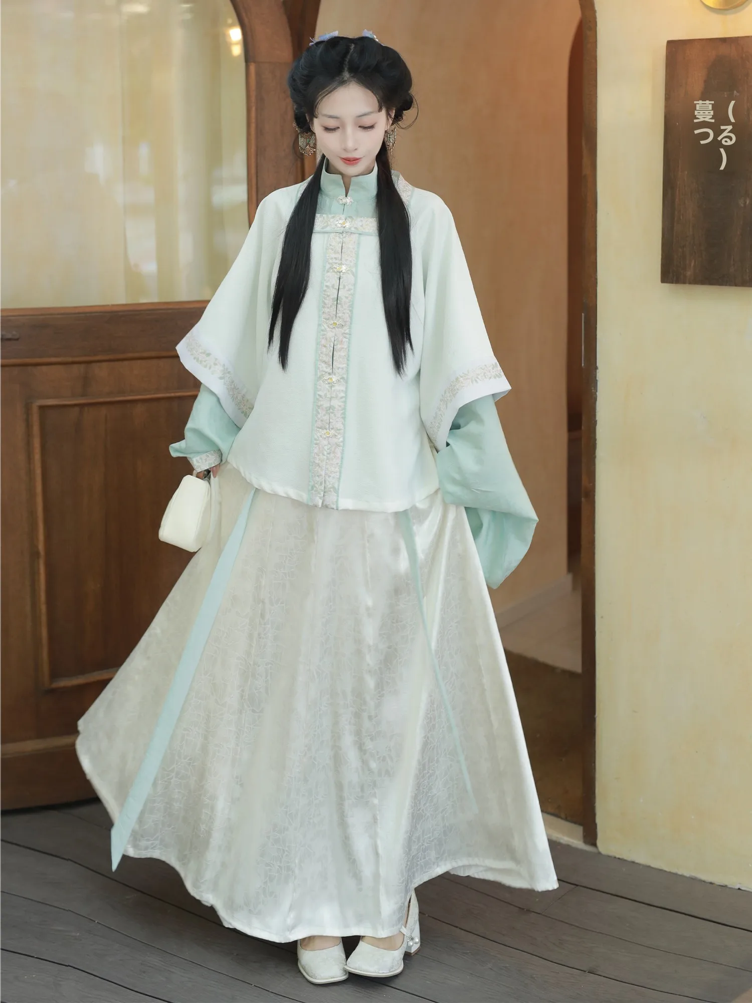 Оригинальный дизайн, традиционный китайский костюм Ханьфу, с квадратным воротником-стойкой, мятного цвета, с длинными рукавами, свободного кроя, женская куртка
Оригинальный дизайн, традиционный китайский костюм Ханьфу, с квадратным воротником-стойкой, мятного цвета, с длинными рукавами, свободного кроя, женская куртка