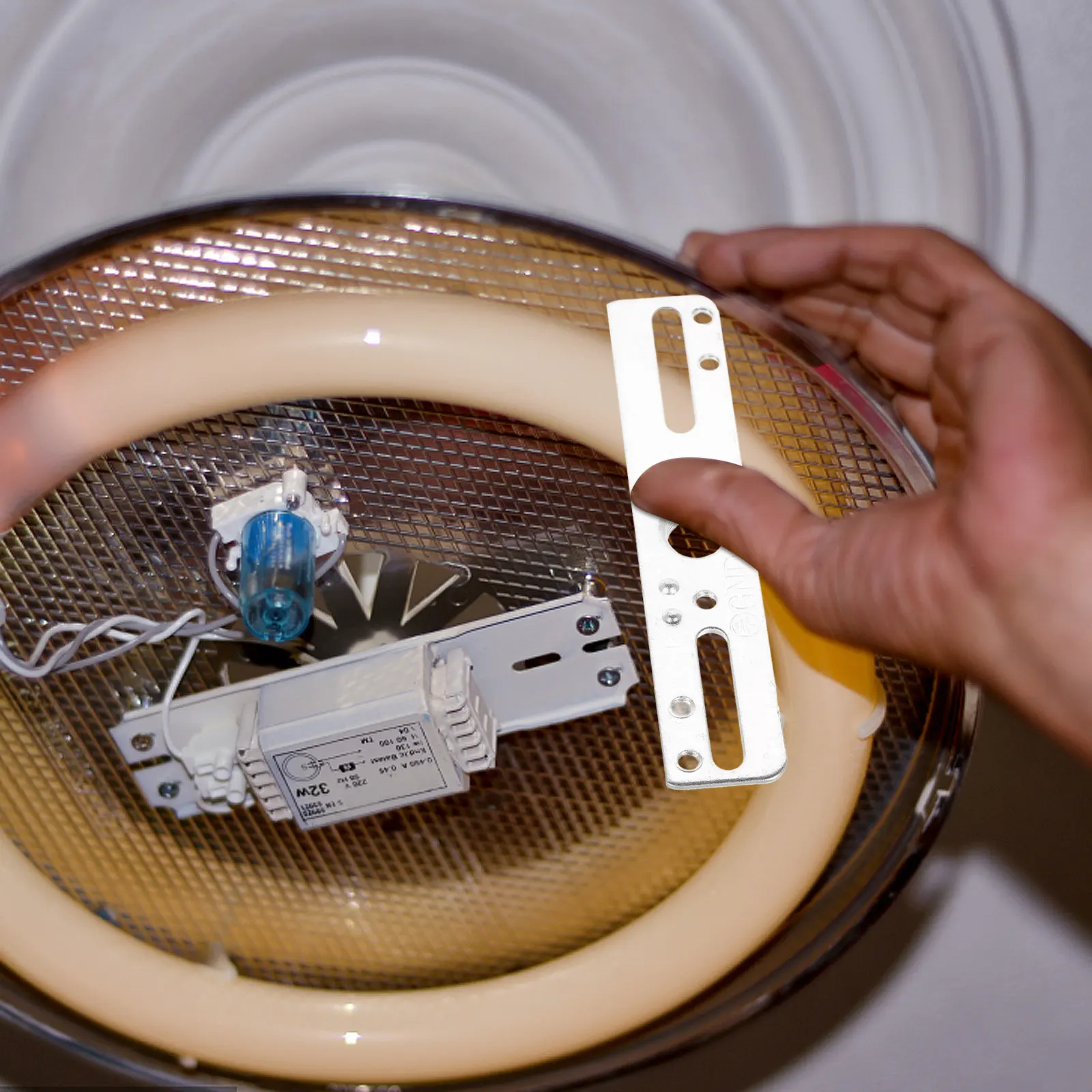 Комплект из 4 кронштейнов для потолочного крепления люстр, подвесных светильников и встраиваемых светильников, с крепежными винтами для комплекта светильников
Комплект из 4 кронштейнов для потолочного крепления люстр, подвесных светильников и встраиваемых светильников, с крепежными винтами для комплекта светильников