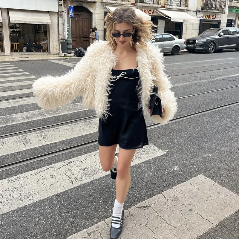 Beige Luxury Women Faux Fur Coat Round Neck Pocket Plush Lady Artificial Fur Coat Winter Fluffy Long Hair Female Mink Fur Jacket
Beige Luxury Women Faux Fur Coat Round Neck Pocket Plush Lady Artificial Fur Coat Winter Fluffy Long Hair Female Mink Fur Jacket