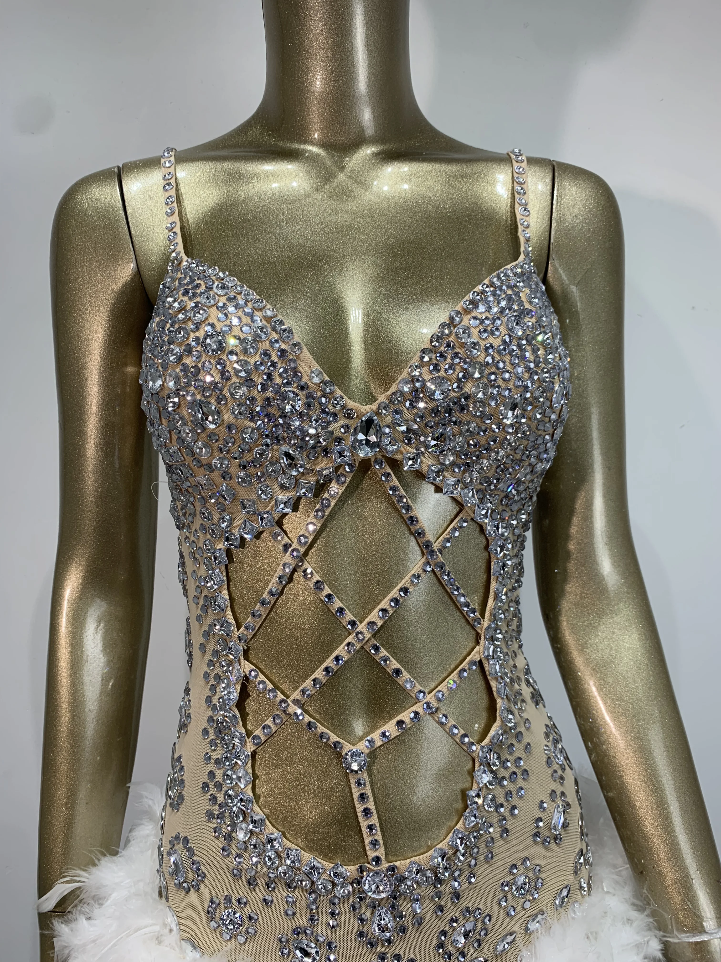 Боди с блестящими стразами и перьями для женщин, сексуальный ажурный танцевальный костюм для выступлений, певица, танцовщица, сценическая одежда, праздничный наряд
Боди с блестящими стразами и перьями для женщин, сексуальный ажурный танцевальный костюм для выступлений, певица, танцовщица, сценическая одежда, праздничный наряд