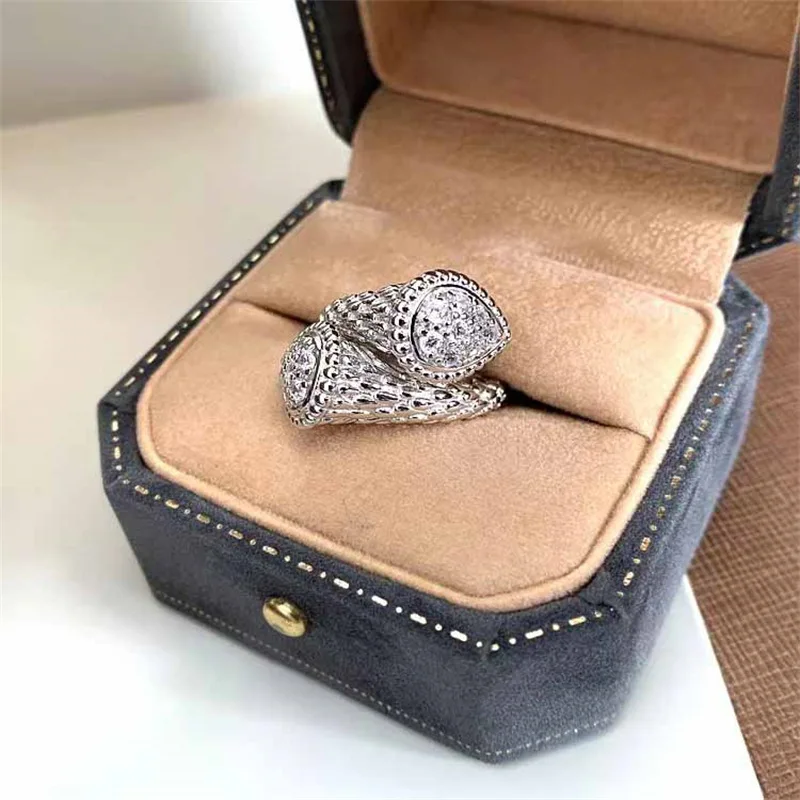 Bohemian cross teardrop-shaped ring for women, light luxury, niche design, high-end, unique personality, sweet gift
Bohemian cross teardrop-shaped ring for women, light luxury, niche design, high-end, unique personality, sweet gift