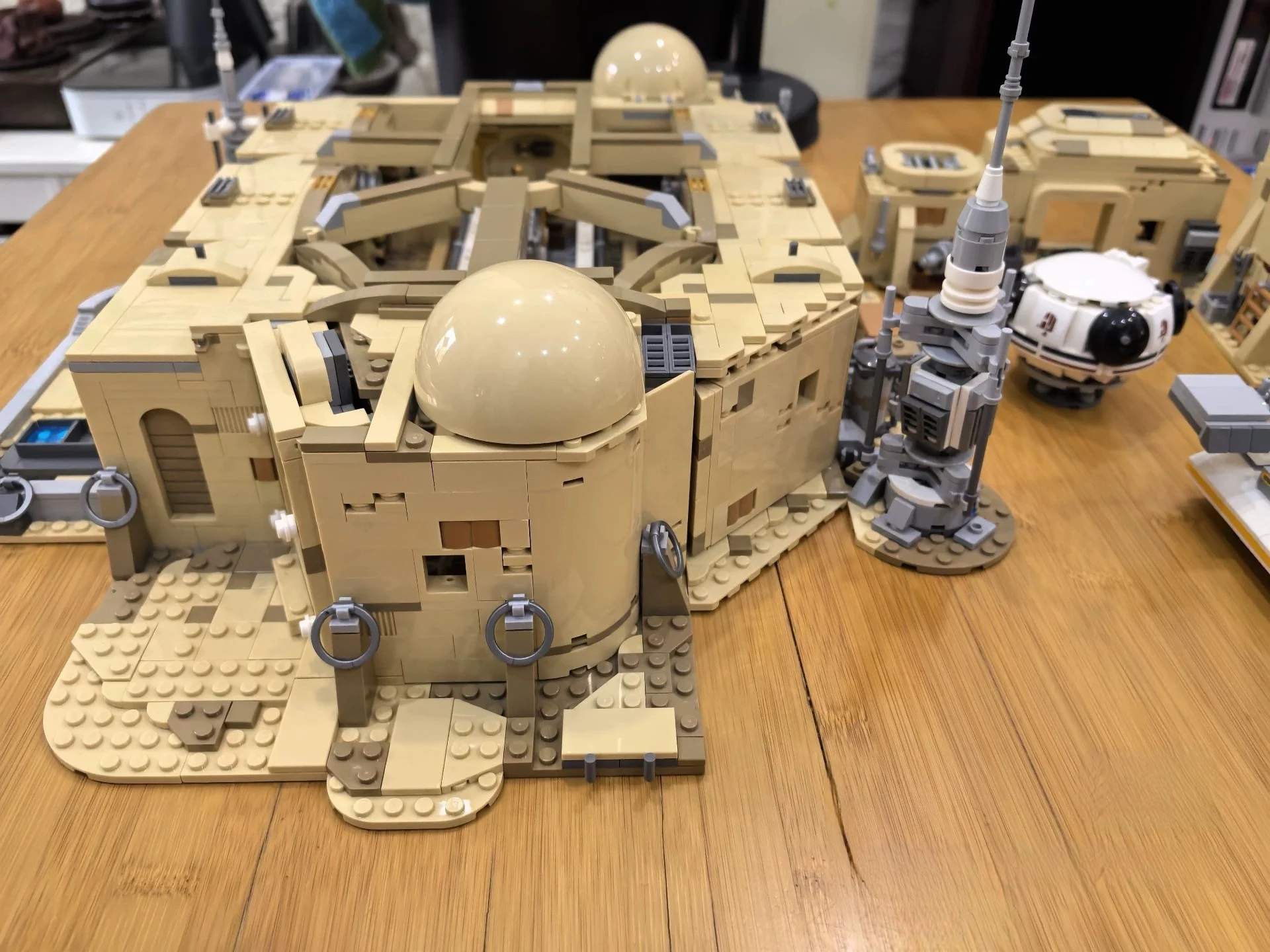 3187PCS IN STOCK Toys Birthday Christmas Gifts 60016 Mos Eisley Cantina Building Blocks Bricks Compatible 75290
3187PCS IN STOCK Toys Birthday Christmas Gifts 60016 Mos Eisley Cantina Building Blocks Bricks Compatible 75290