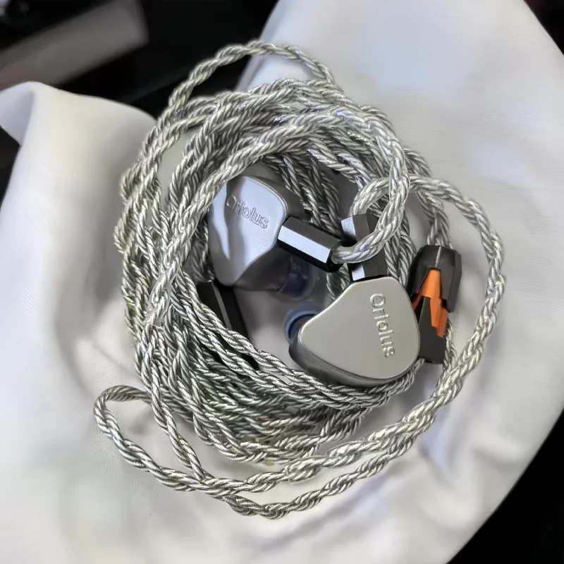 Geekyaudio Oriolus Titanium Electrostatic Hybrid IEMs 8BA+4EST HiFi Music Monitor Bass Earphones for Audiophiles And Musicians
Geekyaudio Oriolus Titanium Electrostatic Hybrid IEMs 8BA+4EST HiFi Music Monitor Bass Earphones for Audiophiles And Musicians