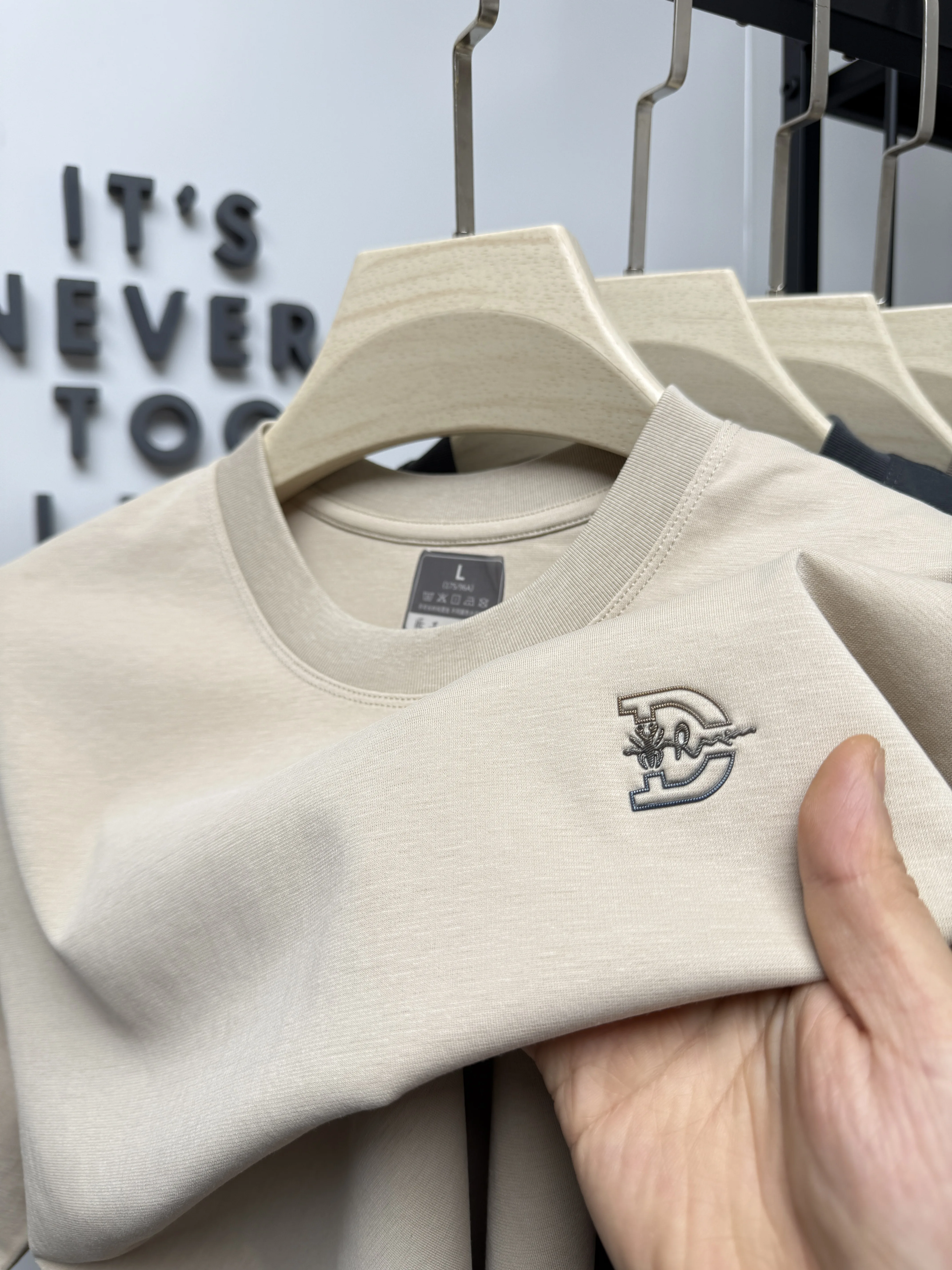 2025 New Men's High-end 100% pure cotton T-shirt from Europe and America, summer breathable and sweat-absorbing cotton T-shirt
2025 New Men's High-end 100% pure cotton T-shirt from Europe and America, summer breathable and sweat-absorbing cotton T-shirt