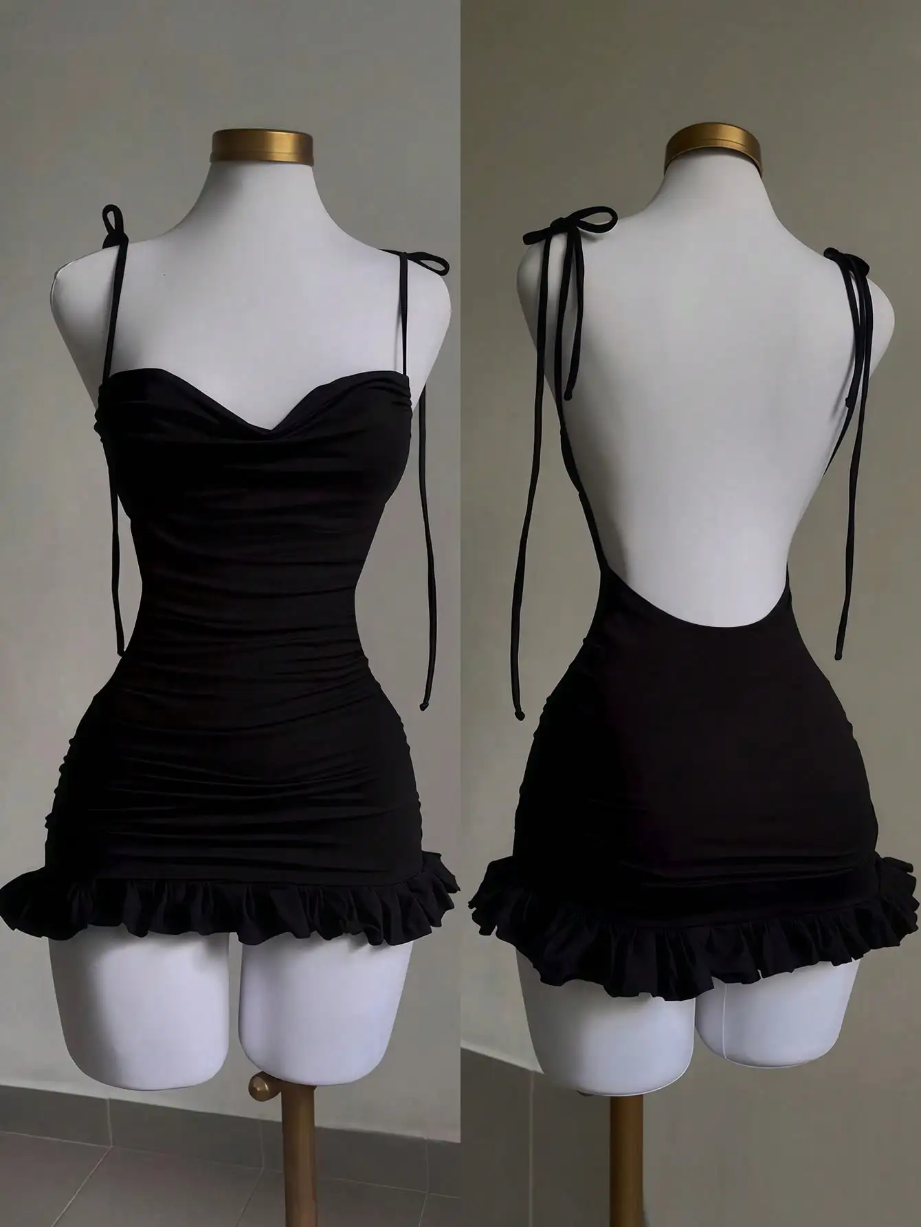 Черное мини-платье с драпировкой на спине, завязками и рюшами по низу
Черное мини-платье с драпировкой на спине, завязками и рюшами по низу