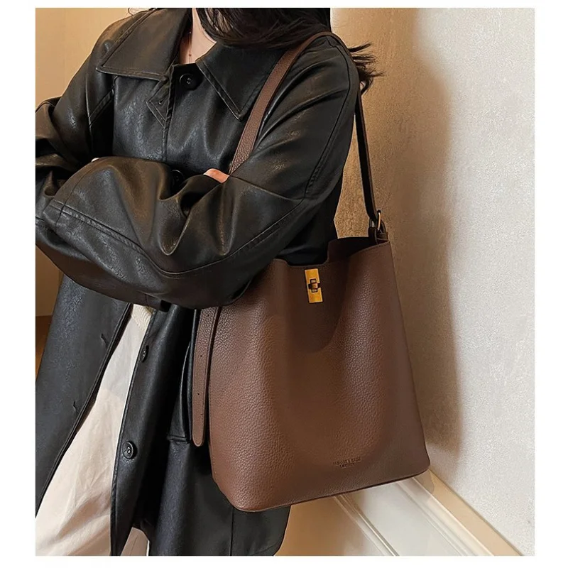 Верхняя женская большая сумка из кожи с принтом кобры и роскошным элитным винтажным легким винтажным принтом
Верхняя женская большая сумка из кожи с принтом кобры и роскошным элитным винтажным легким винтажным принтом 