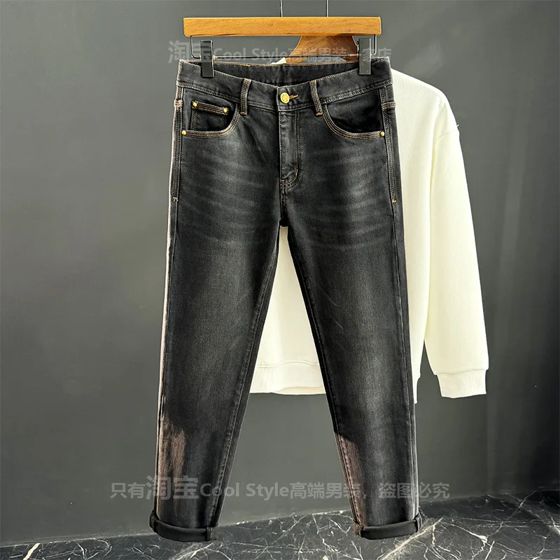 Осень 2021, новые джинсы, мужская модная брендовая легкая роскошная мужская одежда высокого класса, облегающие эластичные джинсовые брюки с маленькими ногами
Осень 2021, новые джинсы, мужская модная брендовая легкая роскошная мужская одежда высокого класса, облегающие эластичные джинсовые брюки с маленькими ногами