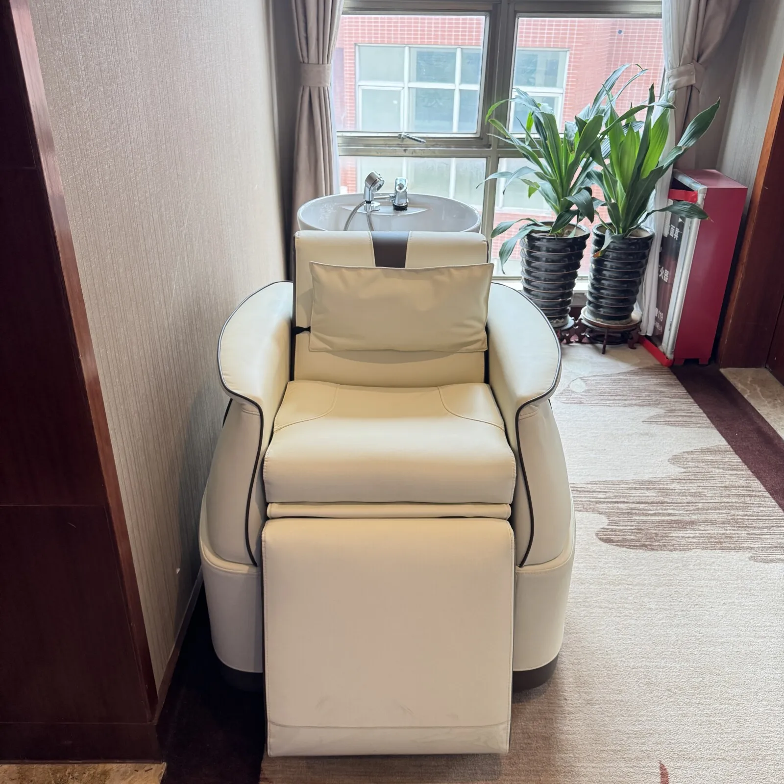 Yicheng Beauty Barbershop Beauty Salon Spa Equipment Backwash Electric Back Massage Shampoo Chair with Bowl for Salon
Yicheng Beauty Barbershop Beauty Salon Spa Equipment Backwash Electric Back Massage Shampoo Chair with Bowl for Salon