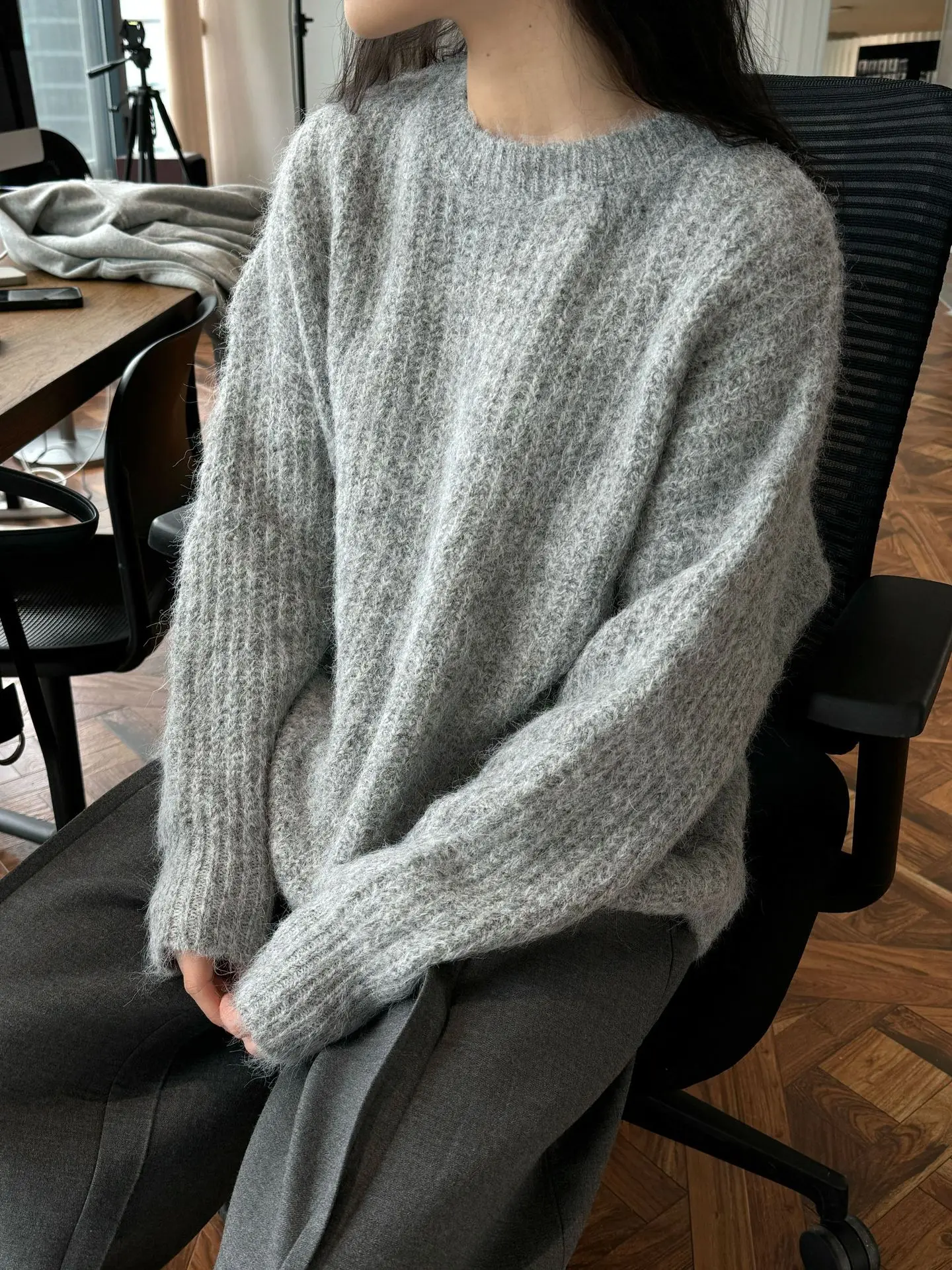 Autumn and winter women's casual solid color round neck long sleeved loose sweater
Autumn and winter women's casual solid color round neck long sleeved loose sweater