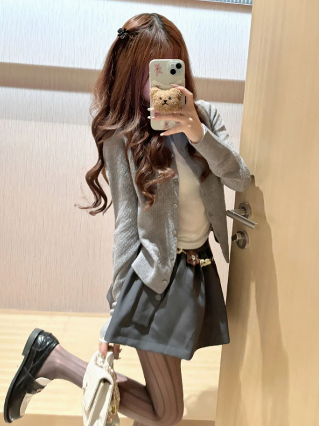 Стильный молодежный зимний комплект из двух предметов: свитер с длинным рукавом и круглым вырезом и юбка.
Стильный молодежный зимний комплект из двух предметов: свитер с длинным рукавом и круглым вырезом и юбка.