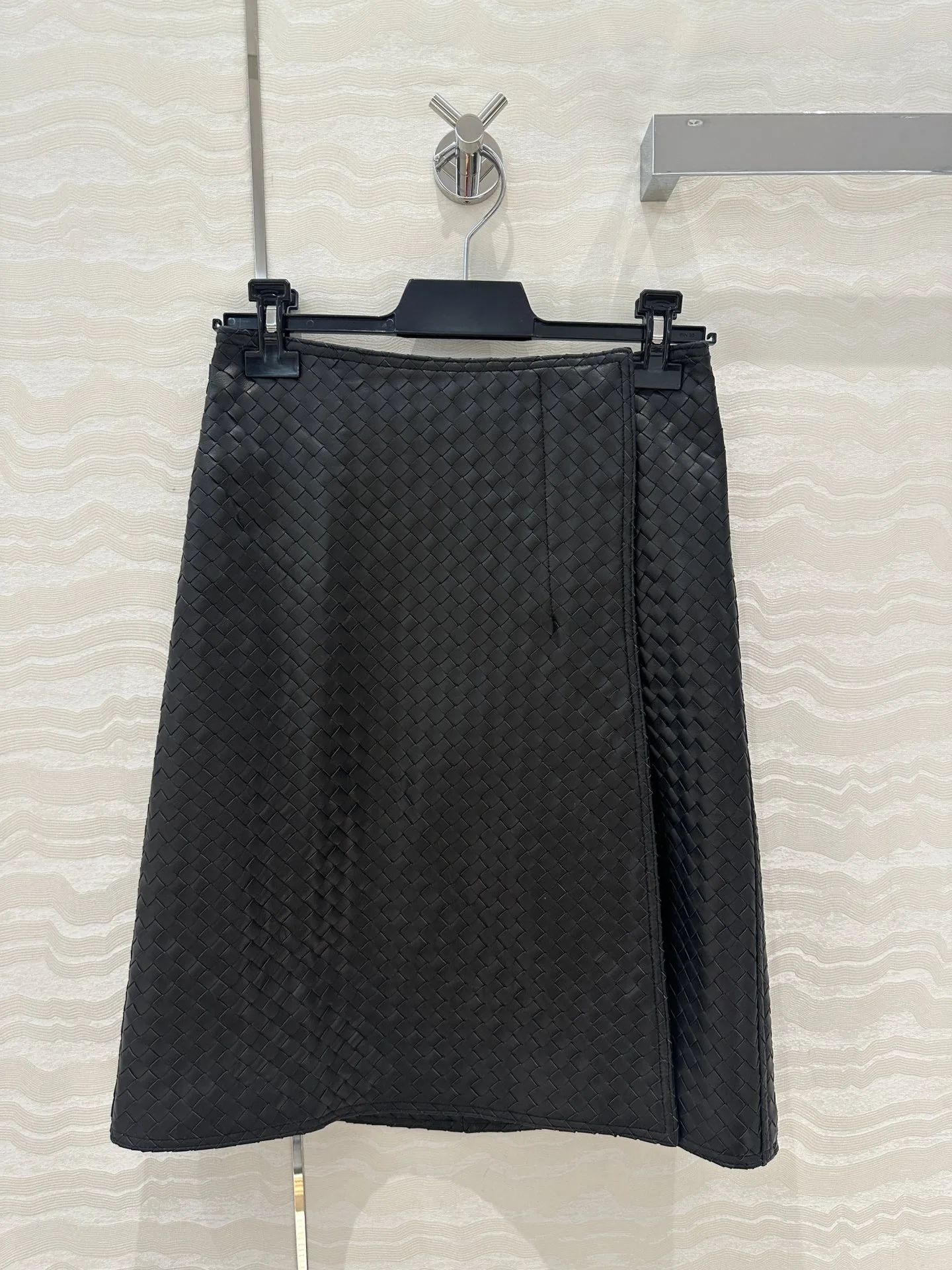 High-end BV weaving technique creates a retro-modern look. The skirt is made of leather with a slit design.
High-end BV weaving technique creates a retro-modern look. The skirt is made of leather with a slit design.