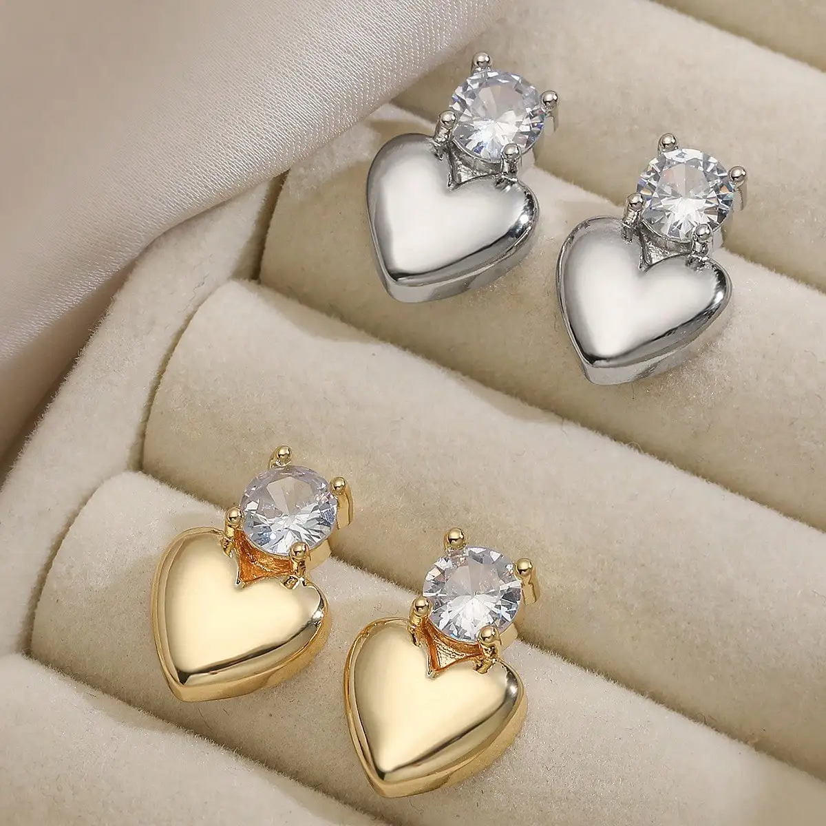 Fashion Exquisite Golden/Silvery Zirconia Heart Stud Earrings, Niche Sweet Style Design, Women's Elegant Versatile Ear Jewelry, Suitable As A Gift for Couples, Friends, Family Members. It Can Also Be Worn Daily or On Special Occasions.
Fashion Exquisite Golden/Silvery Zirconia Heart Stud Earrings, Niche Sweet Style Design, Women's Elegant Versatile Ear Jewelry, Suitable As A Gift for Couples, Friends, Family Members. It Can Also Be Worn Daily or On Special Occasions.