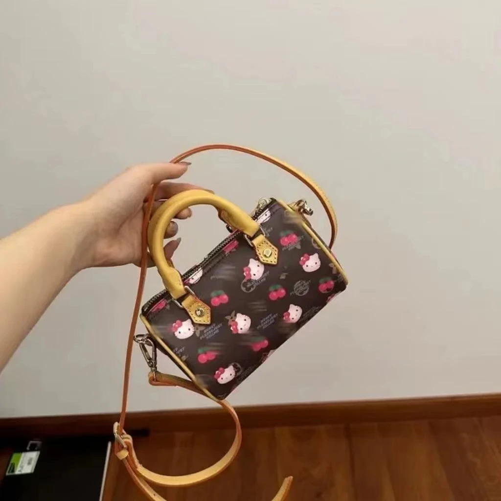 Kawaii милый Sanrio Hellokitty маленькая цилиндрическая посылка на одно плечо сумка через плечо ретро сумка-подушка модный подарок на день рождения
Kawaii милый Sanrio Hellokitty маленькая цилиндрическая посылка на одно плечо сумка через плечо ретро сумка-подушка модный подарок на день рождения