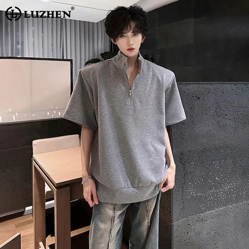 LUZHEN стильные однотонные подплечники со стойкой, красивые свободные футболки для мужчин, лето 2025, оригинальные элегантные повседневные топы JY1372
LUZHEN стильные однотонные подплечники со стойкой, красивые свободные футболки для мужчин, лето 2025, оригинальные элегантные повседневные топы JY1372