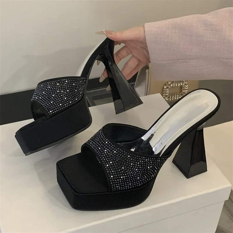 2025 Summer Women's High Heel Sandals Women's Sexy Party Shoes Triangle Toe Back Strap Comfortable Runway Dress Slippers
2025 Summer Women's High Heel Sandals Women's Sexy Party Shoes Triangle Toe Back Strap Comfortable Runway Dress Slippers