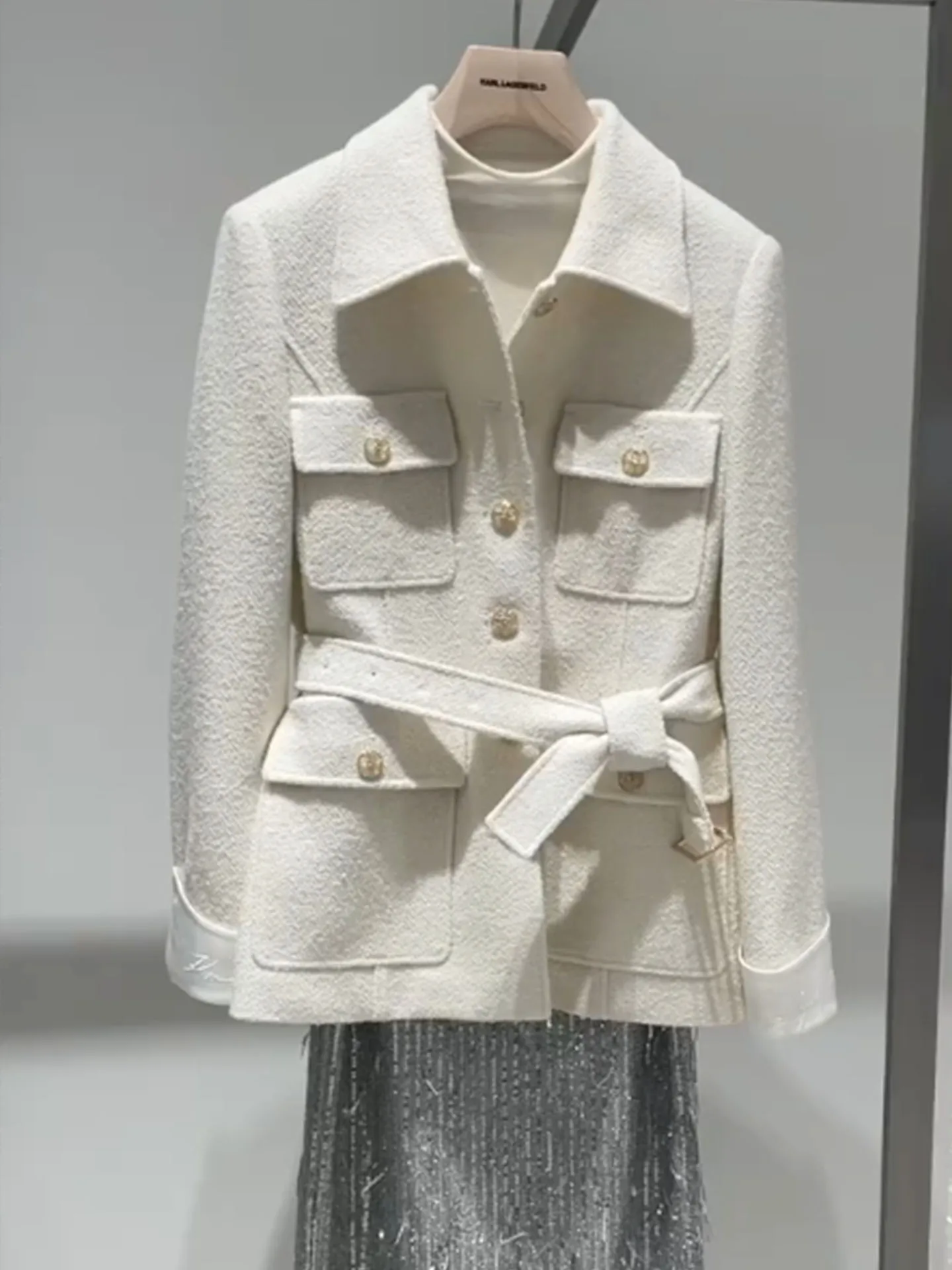 Ретро-белая женская куртка весна 2026 с эффектом утяжки талии, роскошная, с отложным воротником, короткая верхняя одежда во французском стиле
Ретро-белая женская куртка весна 2026 с эффектом утяжки талии, роскошная, с отложным воротником, короткая верхняя одежда во французском стиле