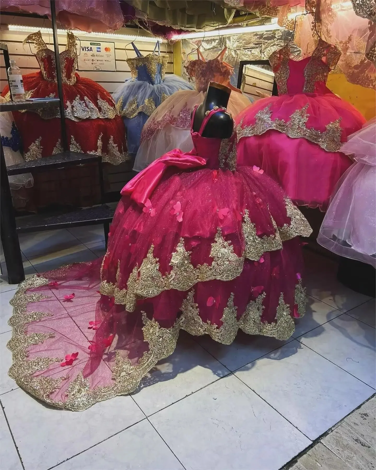 Lovely Flower Girl Dress Pink Tulle Fluffy With Quality Gold Applique For Wedding Ball Little Princess Birthday Party Ball Gowns
Lovely Flower Girl Dress Pink Tulle Fluffy With Quality Gold Applique For Wedding Ball Little Princess Birthday Party Ball Gowns