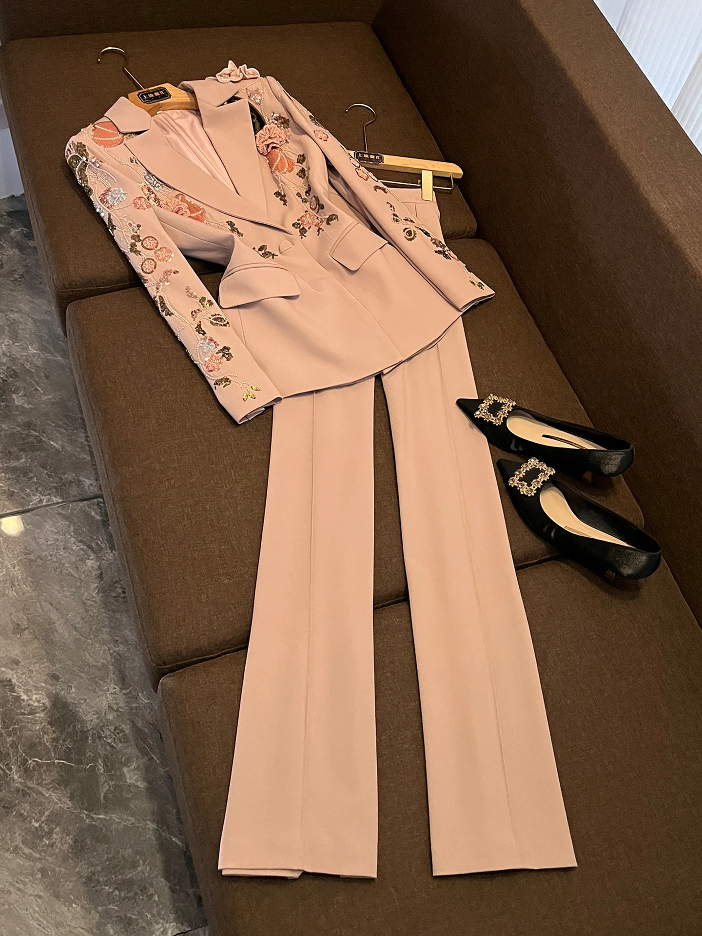 Faionable Heavy Embellied 3D цветочный джат и широкие брюки комплект женская осенняя коллекция AK37 костюм из двух предметов
Faionable Heavy Embellied 3D цветочный джат и широкие брюки комплект женская осенняя коллекция AK37 костюм из двух предметов