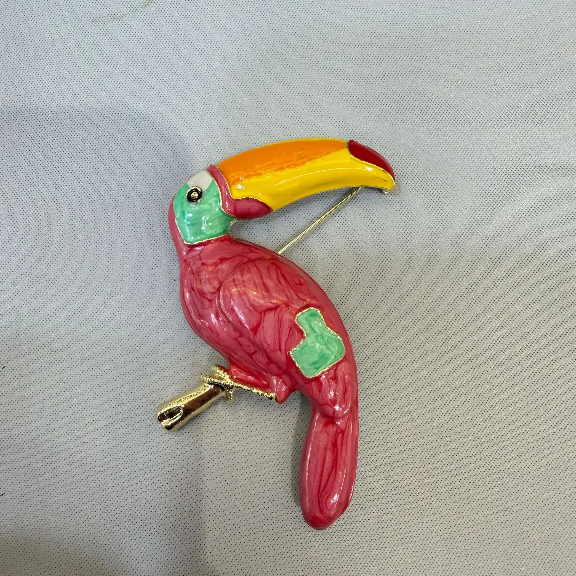 Exaggerated Colorful Parrot Brooch Luxury High Grade Delicate Lapel Pin Fashion Suit Coat Accessories for Women
Exaggerated Colorful Parrot Brooch Luxury High Grade Delicate Lapel Pin Fashion Suit Coat Accessories for Women
