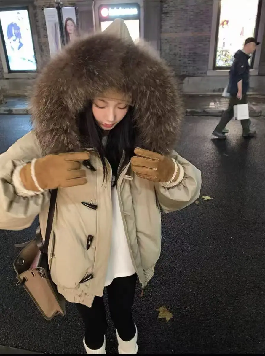 2025 Y2k Harajuku, новый стиль, зимняя утолщенная куртка с расклешенными пуговицами и меховым воротником, женская модная повседневная свободная хлопковая куртка с капюшоном
2025 Y2k Harajuku, новый стиль, зимняя утолщенная куртка с расклешенными пуговицами и меховым воротником, женская модная повседневная свободная хлопковая куртка с капюшоном