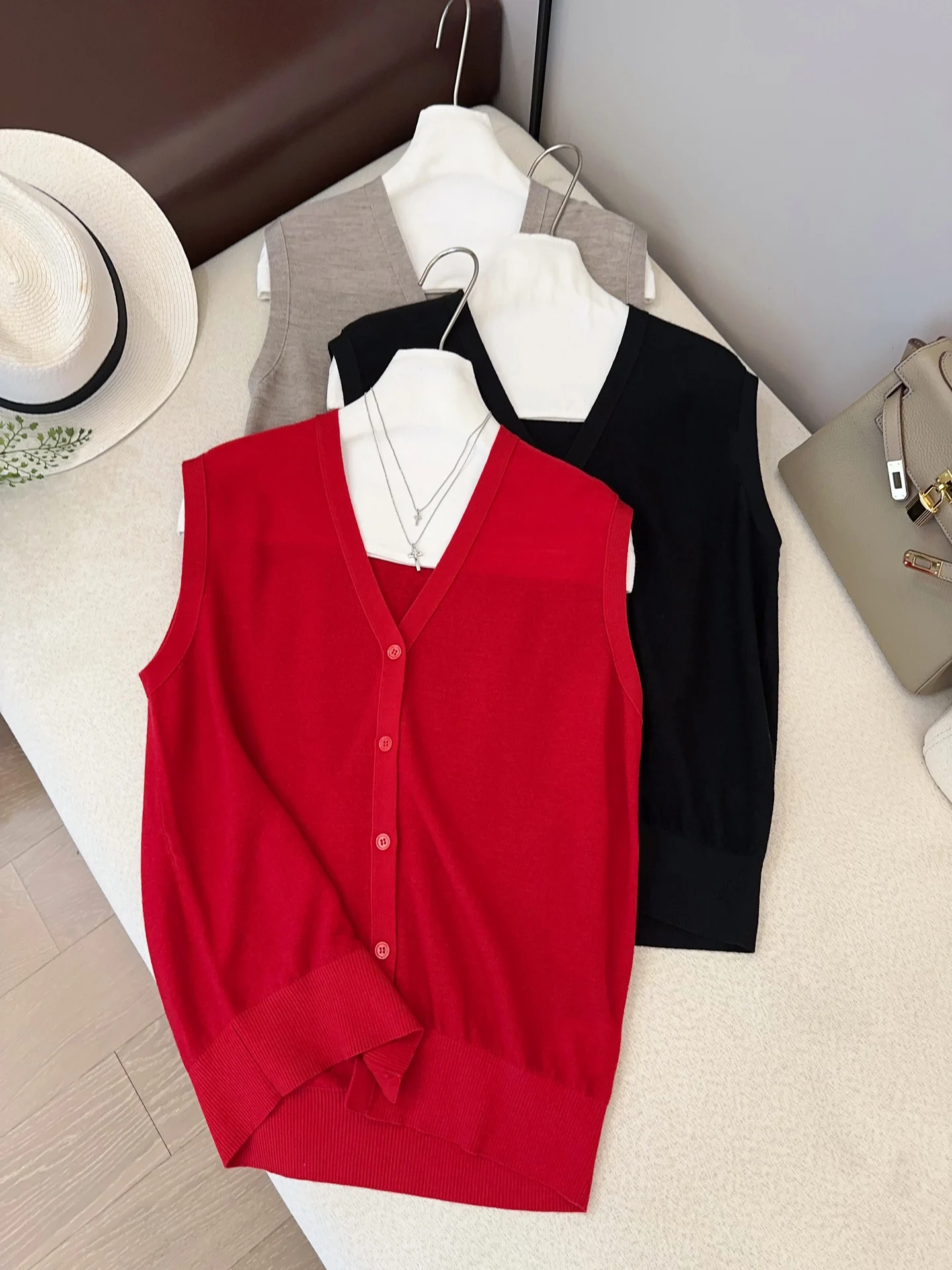 Elegant V-Neck Knitwear Women's Sleeveless Cardigan Spring Summer Fashion Single Wear Layering Thin Woolen Loose Fit Top
Elegant V-Neck Knitwear Women's Sleeveless Cardigan Spring Summer Fashion Single Wear Layering Thin Woolen Loose Fit Top