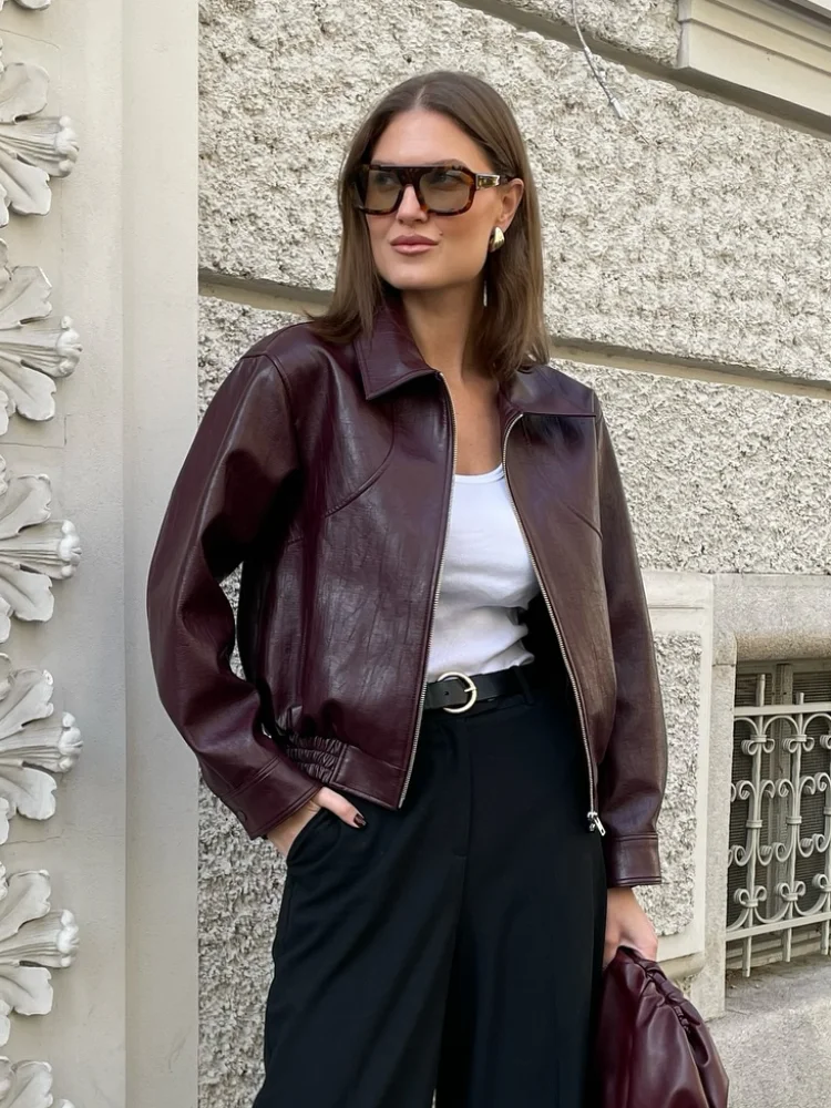 Chic Retro Solid Front Zipper Short Pu Leather Jacket Women Fashion Lapel Long Sleeved Cropped Coat Ladies Fall Streetwear 2024
Chic Retro Solid Front Zipper Short Pu Leather Jacket Women Fashion Lapel Long Sleeved Cropped Coat Ladies Fall Streetwear 2024