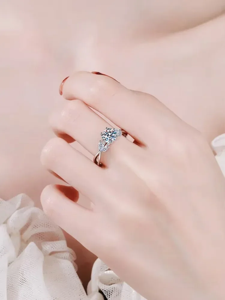 925 sterling silver moissanite ring VVS1 D-color women's fashion 1 carat temperament fine jewelry with GRA certificate
925 sterling silver moissanite ring VVS1 D-color women's fashion 1 carat temperament fine jewelry with GRA certificate