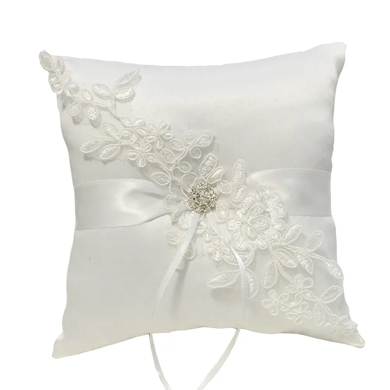 Подушка для свадебного кольца Европейский и американский кружевной держатель для колец Свадебные принадлежности
Подушка для свадебного кольца Европейский и американский кружевной держатель для колец Свадебные принадлежности