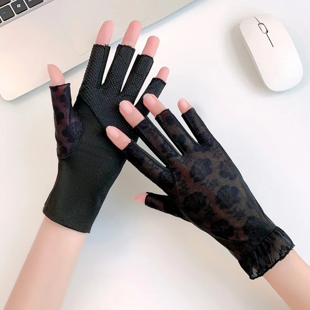 Women Summer Lace Flowers Gloves Sunscreen Mittens Elegant Half Finger Gloves Driving Cycling Thin Mesh Ice Screen Anti-Slip
Women Summer Lace Flowers Gloves Sunscreen Mittens Elegant Half Finger Gloves Driving Cycling Thin Mesh Ice Screen Anti-Slip