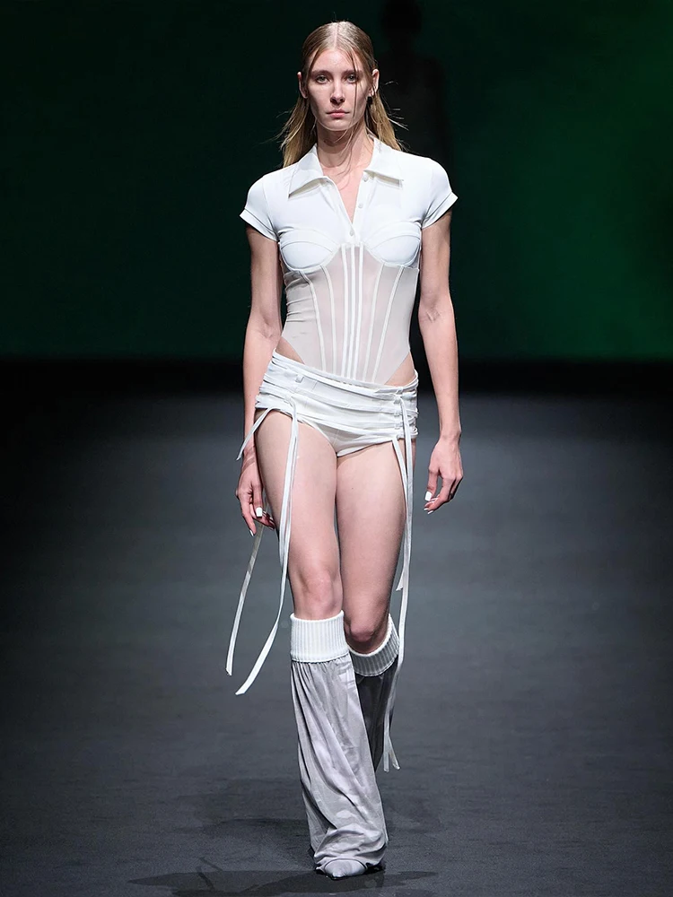 Сексуальный комплект из 2 предметов с рюшами, женские трендовые сетчатые лоскутные боди на пуговицах с воротником-поло + короткие костюмы с лентой для музыкального фестиваля и вечеринки
Сексуальный комплект из 2 предметов с рюшами, женские трендовые сетчатые лоскутные боди на пуговицах с воротником-поло + короткие костюмы с лентой для музыкального фестиваля и вечеринки