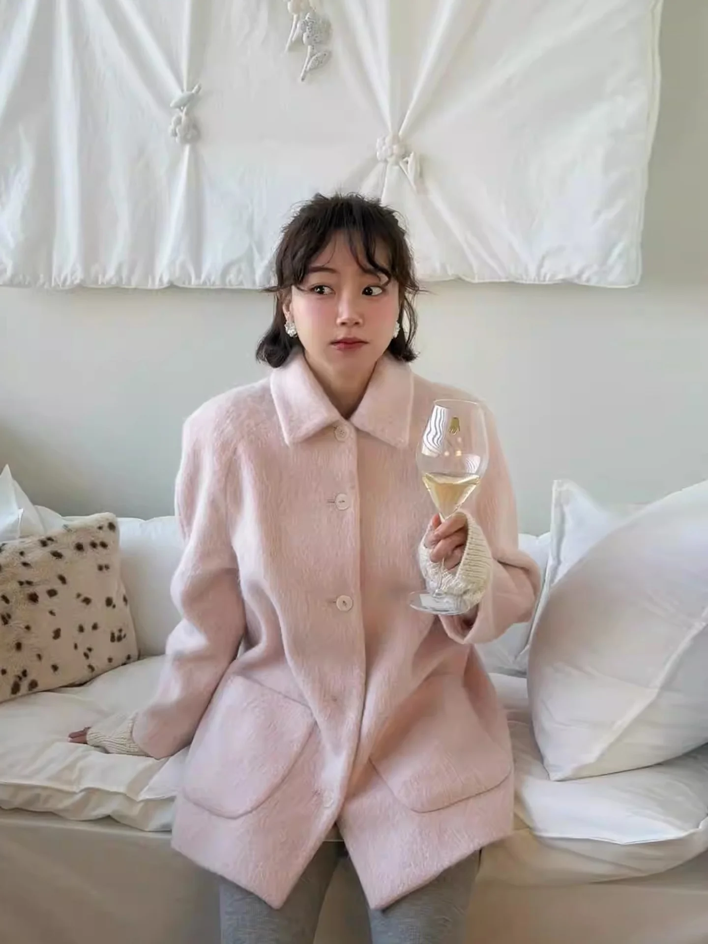 Женское шерстяное пальто Sweet Sle, осенне-зимнее мягкое свободное твидовое пальто средней длины с двойным отложным воротником
Женское шерстяное пальто Sweet Sle, осенне-зимнее мягкое свободное твидовое пальто средней длины с двойным отложным воротником