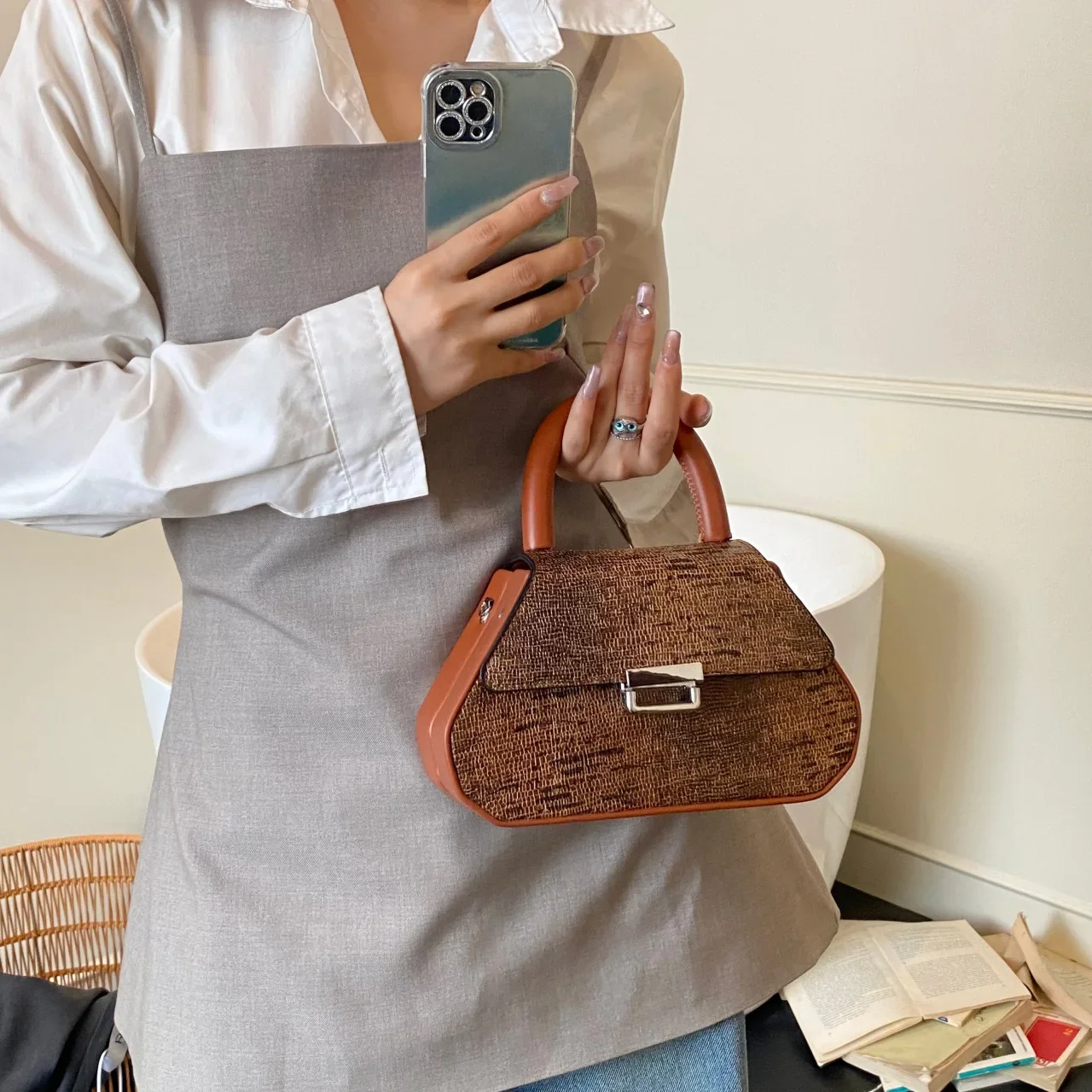 2025 Новая женская легкая роскошная сумка - уникальная стильная нестандартная сумка, популярная портативная сумка через плечо через плечо
2025 Новая женская легкая роскошная сумка - уникальная стильная нестандартная сумка, популярная портативная сумка через плечо через плечо