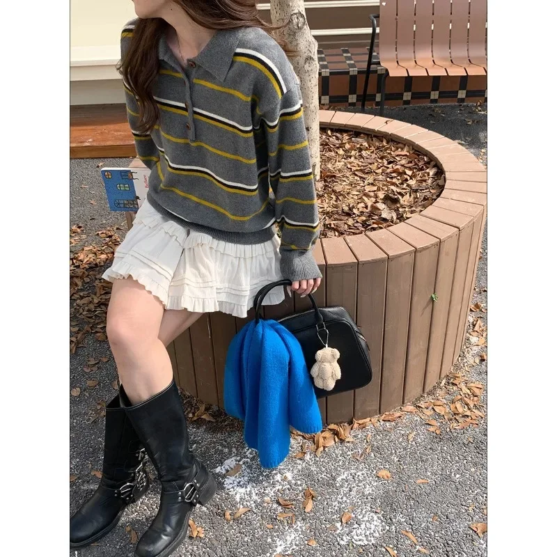 Vintage Contrasting Striped Polo Lapel Knitted Sweater
Vintage Contrasting Striped Polo Lapel Knitted Sweater