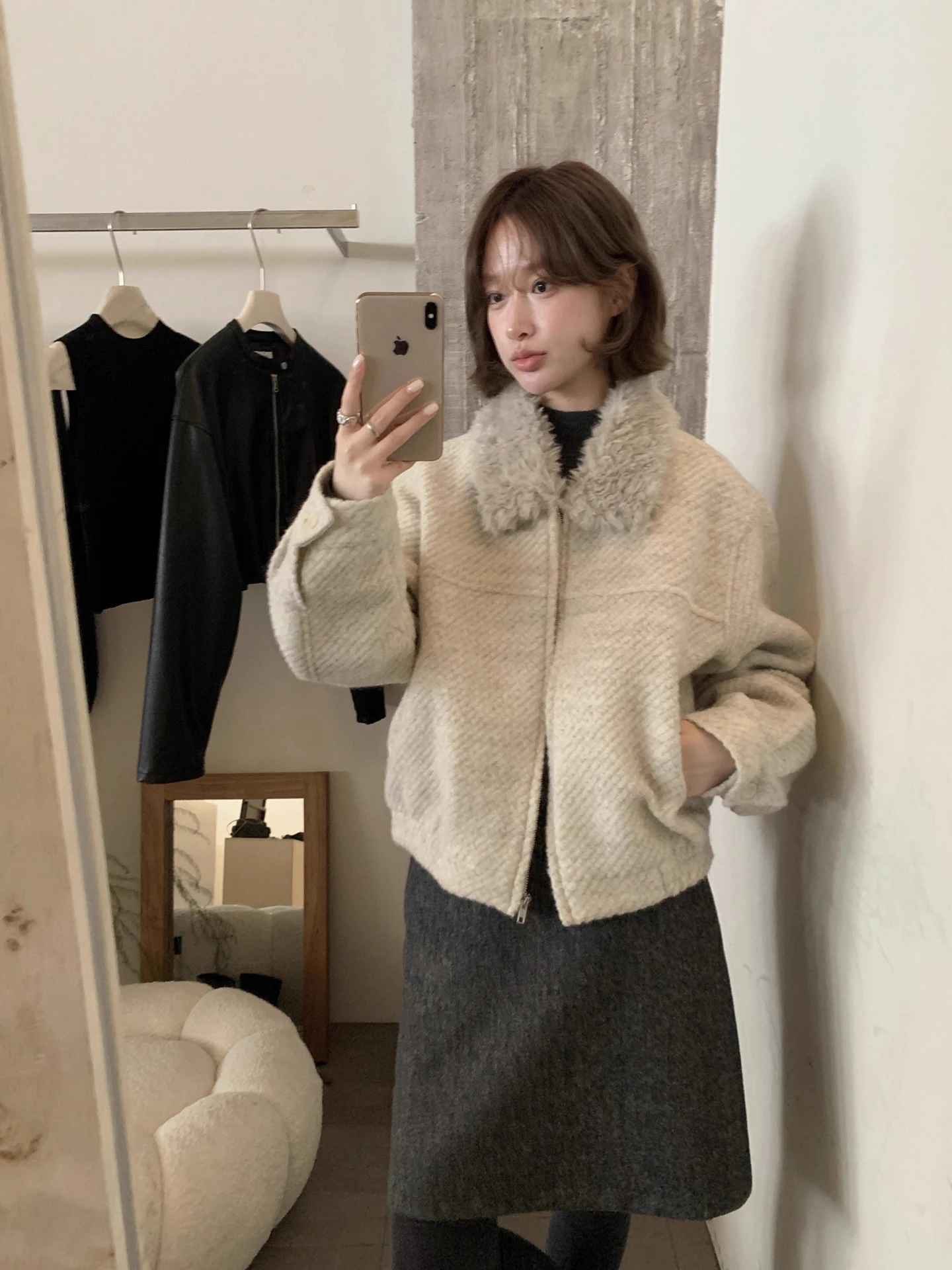 Clothland Women Vintage Woolen Jacket Zipper Long Sleeve Fur Collar Patchwork Female Casual Office Wear Coats CB240
Clothland Women Vintage Woolen Jacket Zipper Long Sleeve Fur Collar Patchwork Female Casual Office Wear Coats CB240