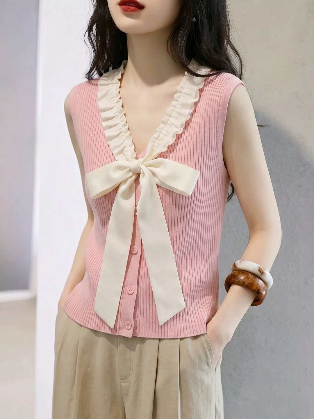 Sweet Anti-Aging Knot Ice Silk Knitted Vest Women's Sleeveless Top Slimming Summer Fashion Versatile V-Neck Design
Sweet Anti-Aging Knot Ice Silk Knitted Vest Women's Sleeveless Top Slimming Summer Fashion Versatile V-Neck Design