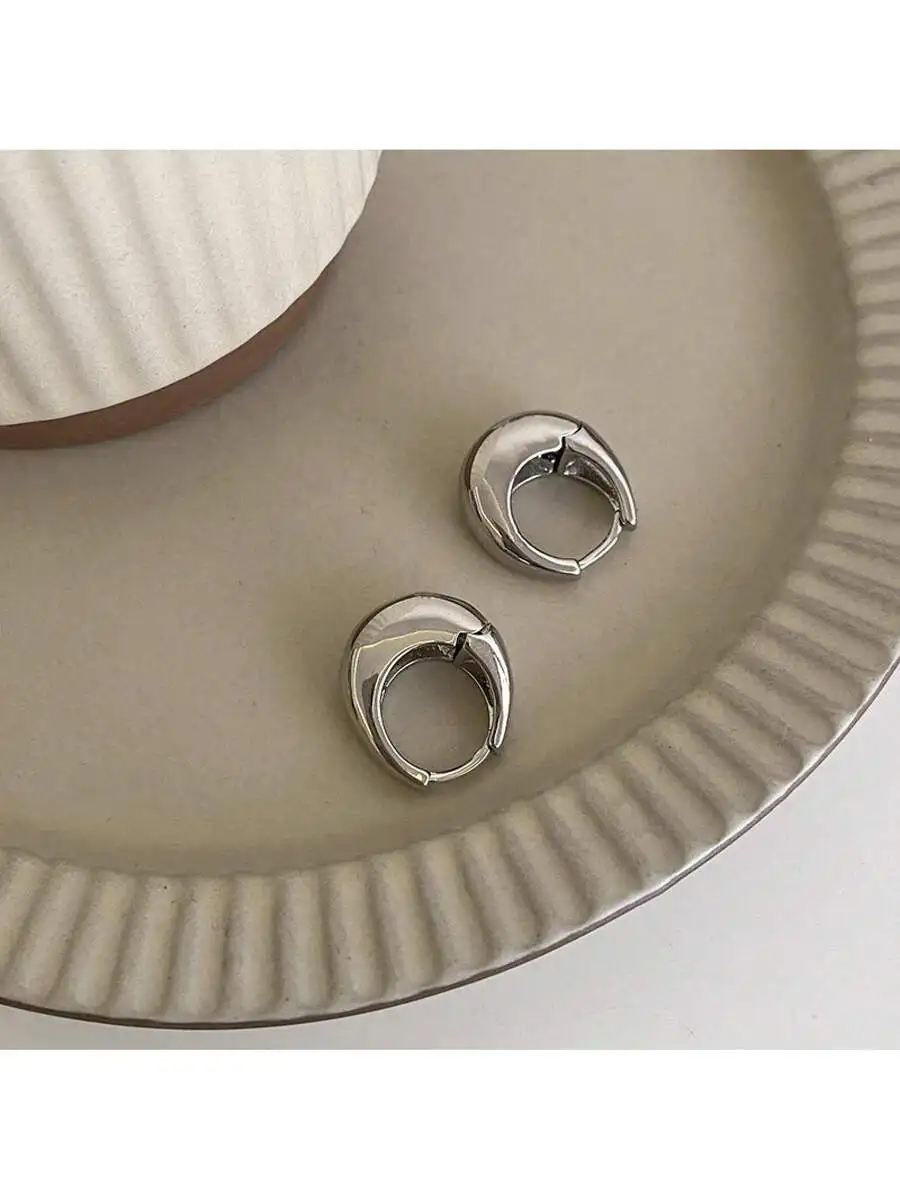 Crescent Shape Clip-On Ear Cuffs For Women U-Shaped Non-Pierced Earrings Fashion Statement Jewelry
Crescent Shape Clip-On Ear Cuffs For Women U-Shaped Non-Pierced Earrings Fashion Statement Jewelry