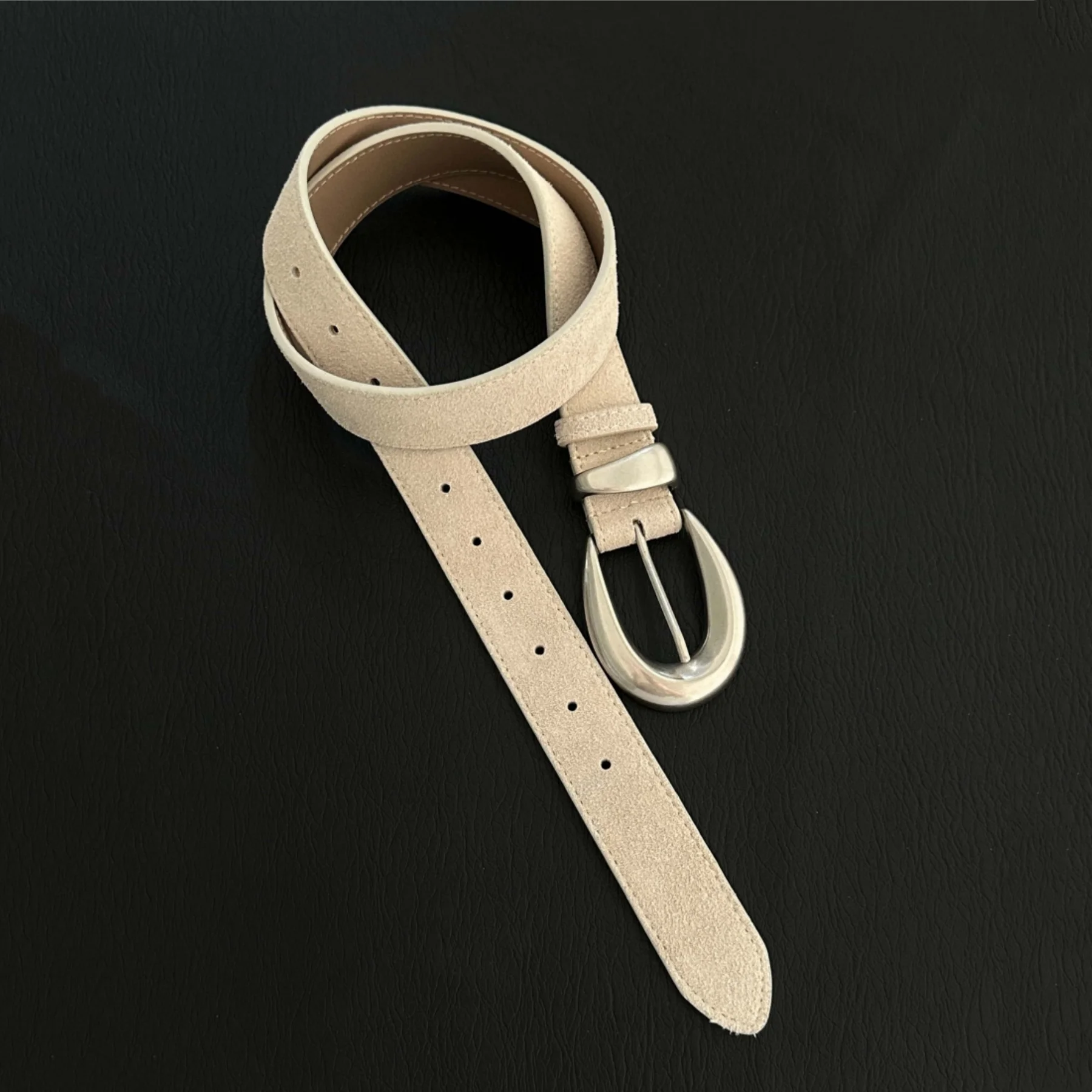 Two-layer cowhide with white velvet skin-feel belt, suede genuine leather texture strap, minimalist elegant commuter fashion
Two-layer cowhide with white velvet skin-feel belt, suede genuine leather texture strap, minimalist elegant commuter fashion