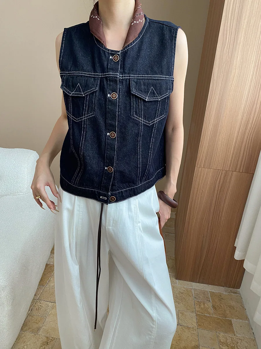 Весна и осень 2024, джинсовые жилеты в стиле ретро, темно-синий свободный женский жилет с контрастной строчкой - с шелковым шарфом
Весна и осень 2024, джинсовые жилеты в стиле ретро, темно-синий свободный женский жилет с контрастной строчкой - с шелковым шарфом