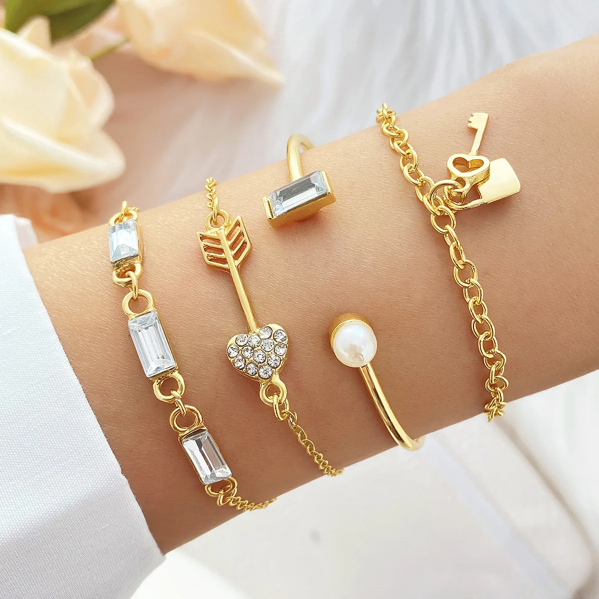4Pcs/ Set One Arrow Through The Heart Metal Key Lock Pendant Bracelet Set for Women Golden Open Mouth Bangle Couple Jewelry Gift
4Pcs/ Set One Arrow Through The Heart Metal Key Lock Pendant Bracelet Set for Women Golden Open Mouth Bangle Couple Jewelry Gift