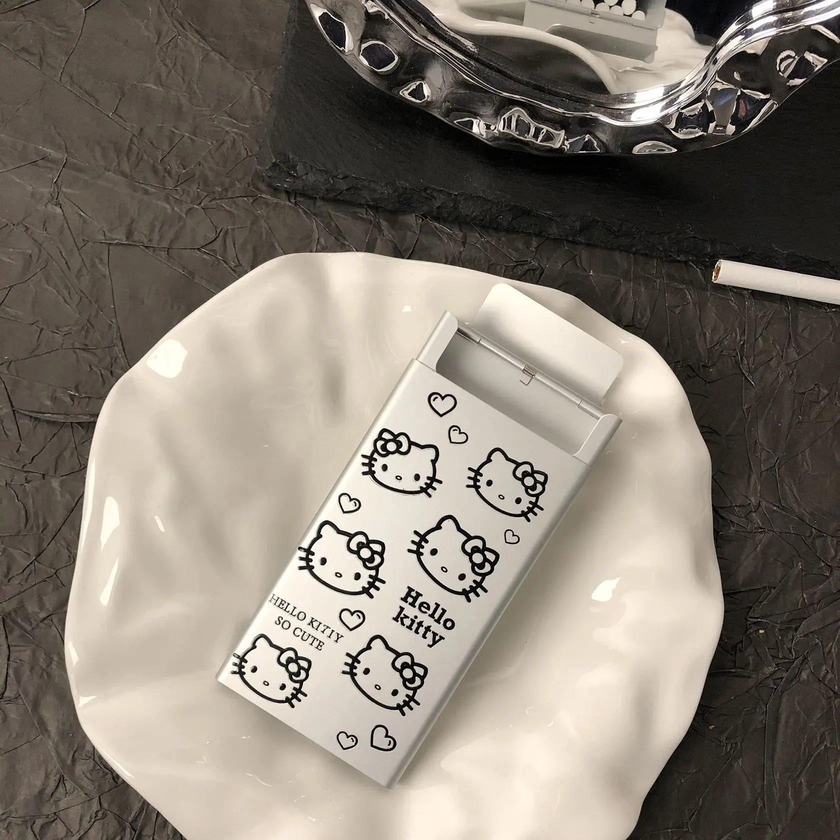 Портативный ультратонкий алюминиевый футляр для сигарет Hello Kitty, аниме-кейс для девочек в стиле каваи, модный портативный контейнер для хранения для мальчиков
Портативный ультратонкий алюминиевый футляр для сигарет Hello Kitty, аниме-кейс для девочек в стиле каваи, модный портативный контейнер для хранения для мальчиков